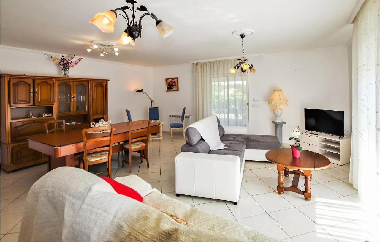 Holiday home Beautiful Home In Flacheres With Kitchen