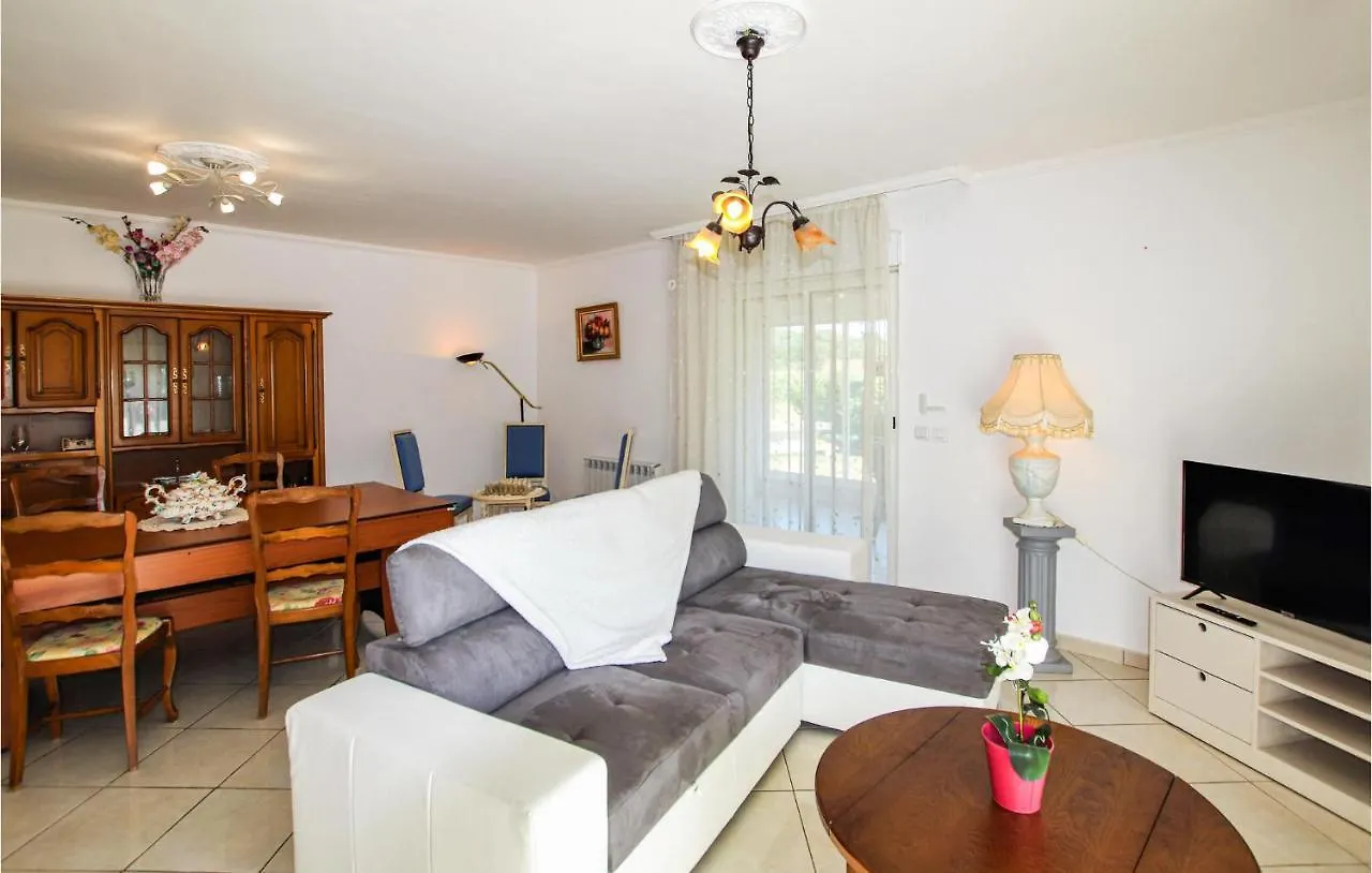 Holiday home Beautiful Home In Flacheres With Kitchen France